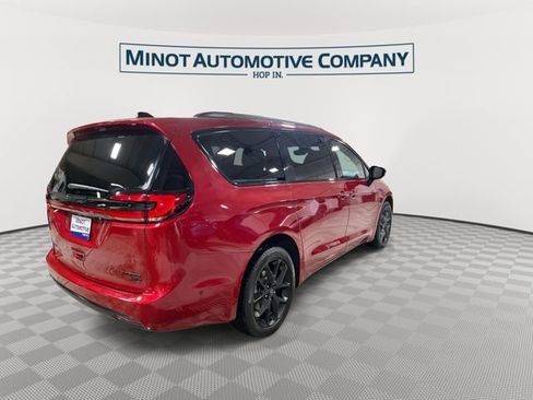 Used 2025 Chrysler Pacifica Limited w/ Uconnect Theater Family Group AWD/4WD image 8
