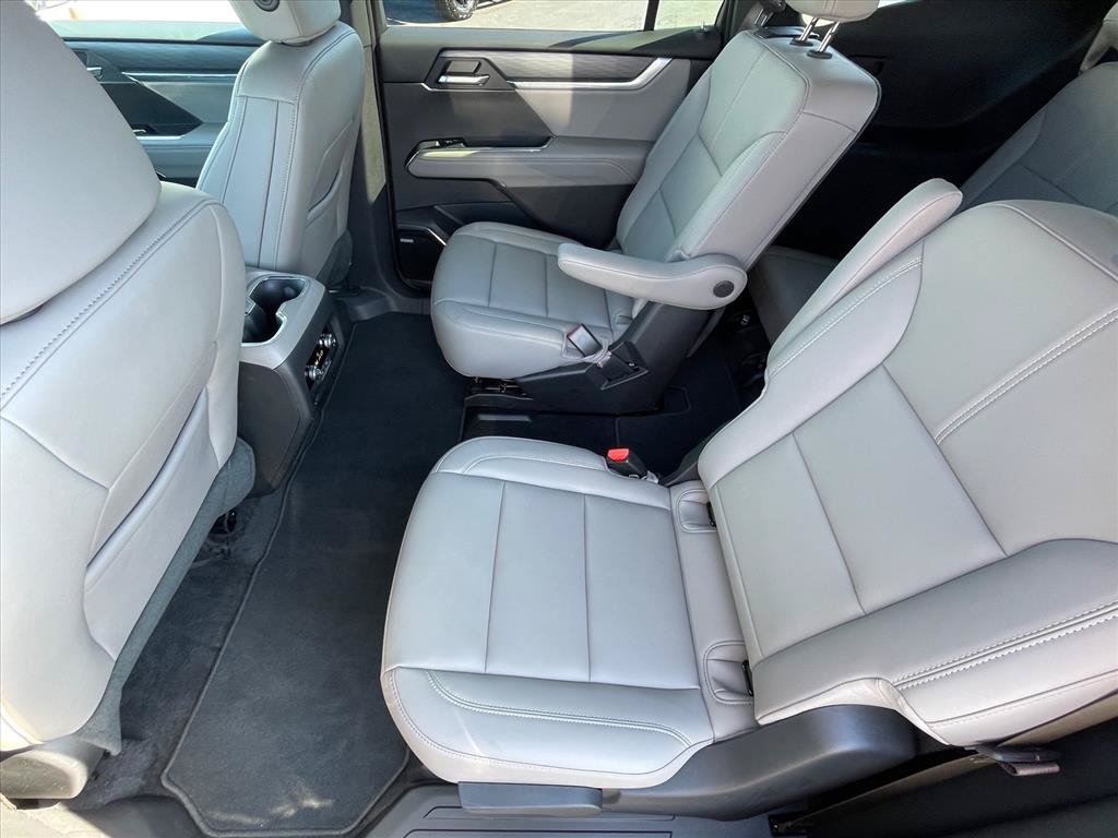 Used 2026 GMC Acadia Elevation w/ Elevation Premium Package FWD image 23