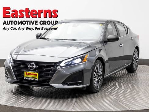 Used 2025 Nissan Altima 2.5 SV FWD image 1