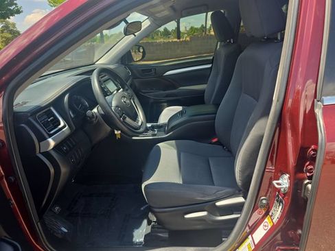 Used 2017 Toyota Highlander LE w/ Carpet Mat Package FWD image 12