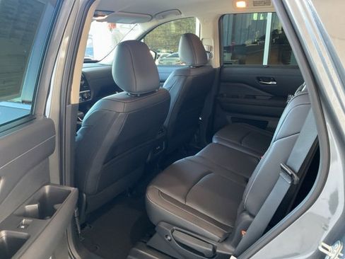 Used 2025 Nissan Pathfinder SL image 15