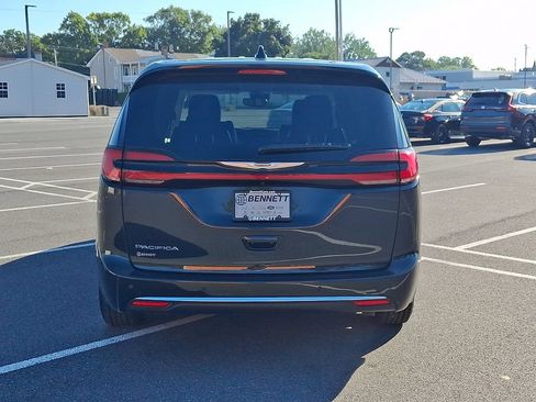 Used 2023 Chrysler Pacifica Touring-L FWD image 5