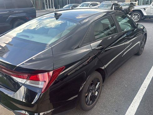 Used 2023 Hyundai Elantra SEL w/ Cargo Package FWD image 4