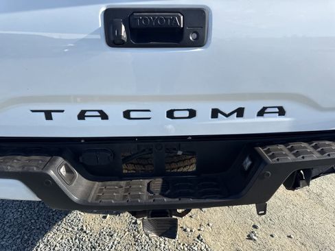 Used 2020 Toyota Tacoma TRD Off-Road w/ Technology Package image 11