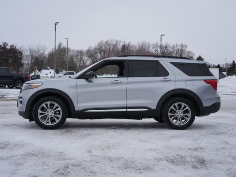 Used 2022 Ford Explorer XLT w/ Equipment Group 202A image 7