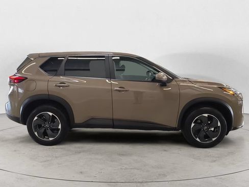Used 2025 Nissan Rogue SV AWD/4WD image 4