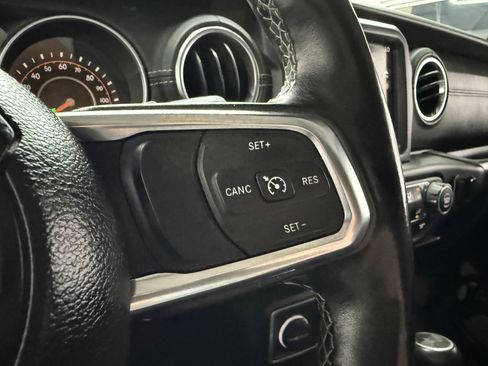 Used 2018 Jeep Wrangler Unlimited Sahara w/ Uconnect 4C Nav & Sound Group AWD/4WD image 15