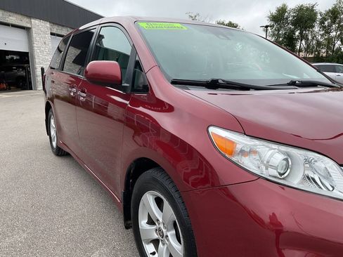 Used 2020 Toyota Sienna LE w/ LE Preferred Package FWD image 11
