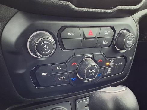Used 2023 Jeep Renegade Latitude AWD/4WD image 12