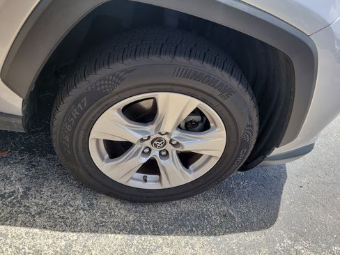 Used 2019 Toyota RAV4 XLE FWD image 9