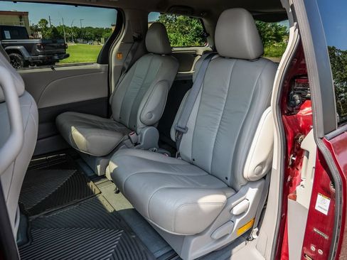 Used 2012 Toyota Sienna XLE FWD image 23