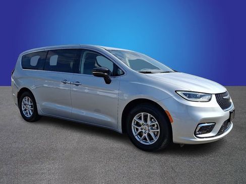 Used 2024 Chrysler Pacifica Touring-L image 3