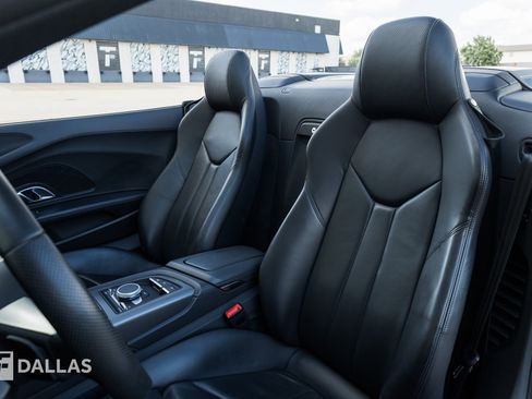 Used 2021 Audi R8 V10 w/ Premium Package RWD image 4