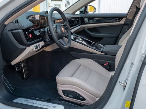 New 2026 Porsche Panamera 4 image 4