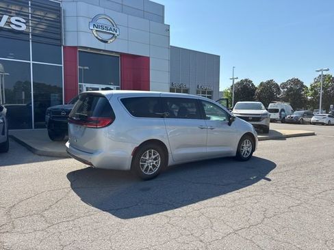 Used 2024 Chrysler Pacifica Touring-L FWD image 2