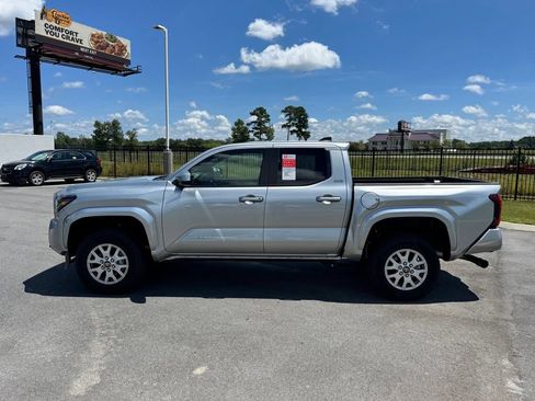 Used 2025 Toyota Tacoma SR5 AWD/4WD image 3