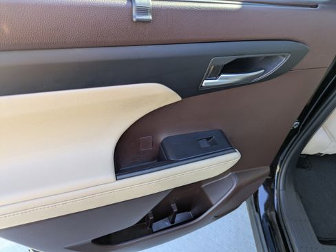 Used 2022 Toyota Highlander XLE FWD image 15