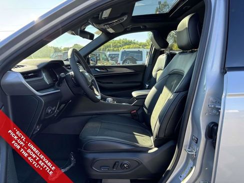 New 2025 Jeep Grand Cherokee Altitude image 3