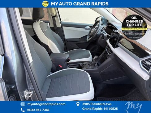 Used 2025 Volkswagen Taos SE w/ Panoramic Sunroof Package AWD/4WD image 24