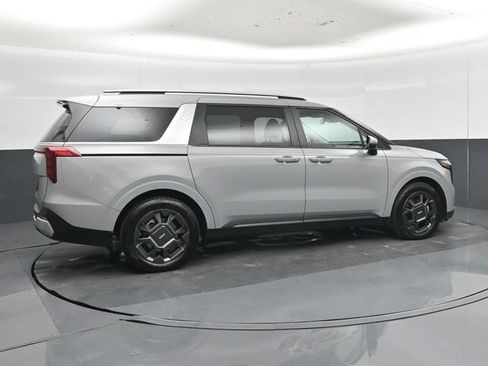 Used 2025 Kia Carnival EX FWD image 3