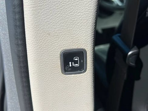 Used 2017 Chrysler Pacifica Touring-L FWD image 19
