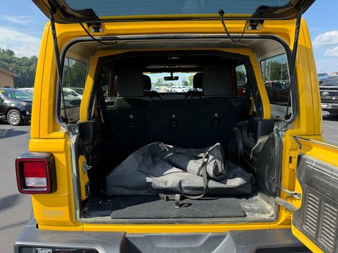 Used 2019 Jeep Wrangler Unlimited Sahara w/ Uconnect 4C Nav & Sound Group AWD/4WD image 14