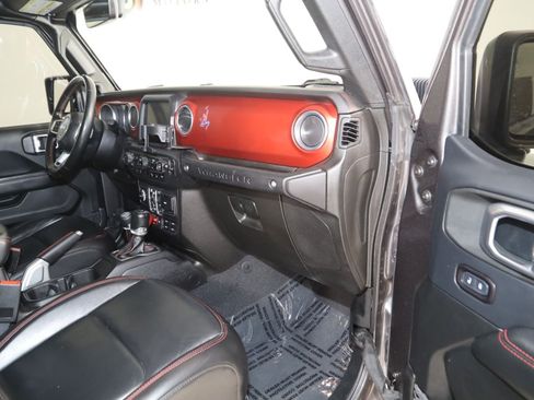 Used 2018 Jeep Wrangler Unlimited Rubicon w/ Dual Top Group AWD/4WD image 45