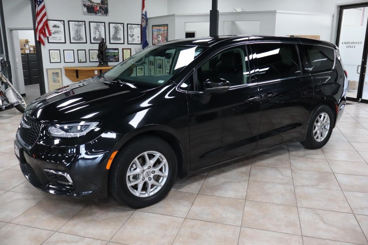 Used 2023 Chrysler Pacifica Touring-L FWD image 2