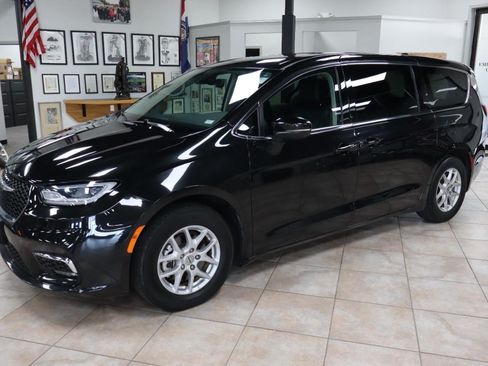 Used 2023 Chrysler Pacifica Touring-L FWD image 2