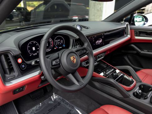 Certified 2025 Porsche Cayenne Coupe AWD/4WD image 4