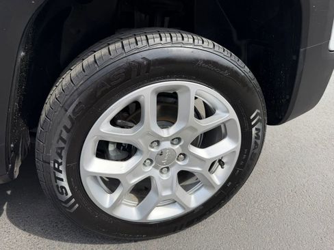 Used 2017 Jeep Renegade Latitude AWD/4WD image 26