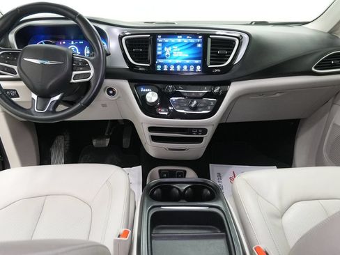 Used 2018 Chrysler Pacifica Touring-L FWD image 31