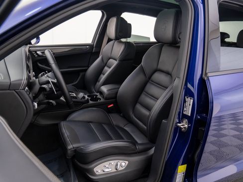 Certified 2025 Porsche Macan GTS image 5