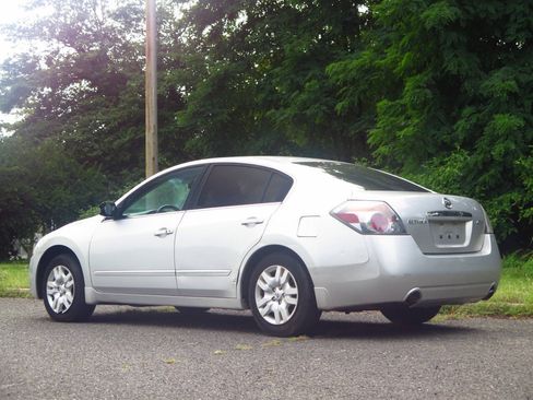Used 2009 Nissan Altima 2.5 S w/ Emergency Aid Pkg FWD image 3