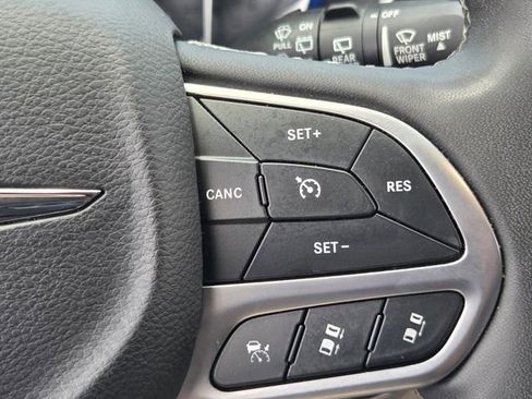 Used 2022 Chrysler Pacifica Touring-L FWD image 21