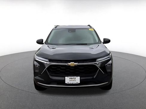 Used 2025 Chevrolet Trax LT FWD image 4