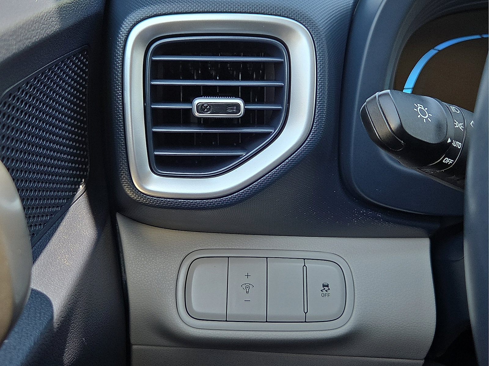 Used 2025 Hyundai Venue Limited FWD image 21