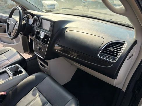 Used 2016 Chrysler Town & Country Touring w/ Driver Convenience Group FWD image 23