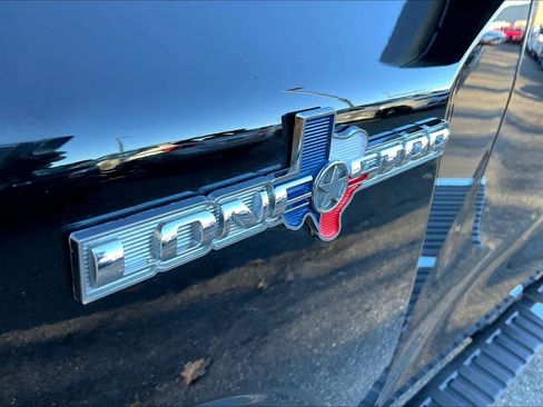 Used 2024 Chevrolet Colorado LT w/ LT Convenience Package III image 9