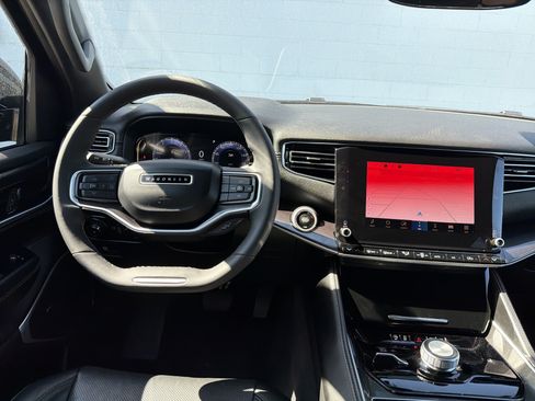 Used 2023 Jeep Wagoneer 4WD image 12