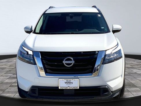 Used 2025 Nissan Pathfinder SV image 2