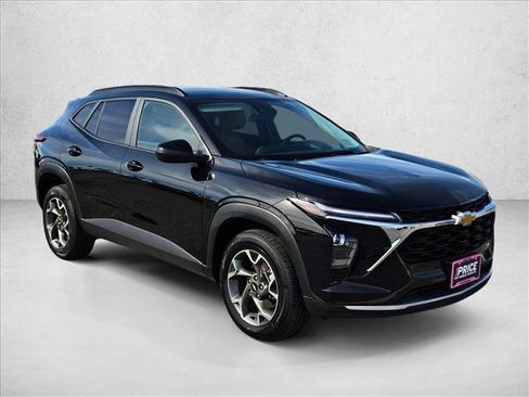 Used 2025 Chevrolet Trax LT image 3