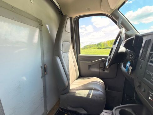 Used 2017 GMC Savana 3500 RWD image 19