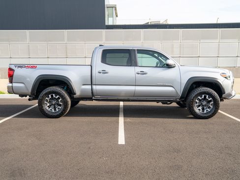 Used 2018 Toyota Tacoma TRD Off-Road AWD/4WD image 8