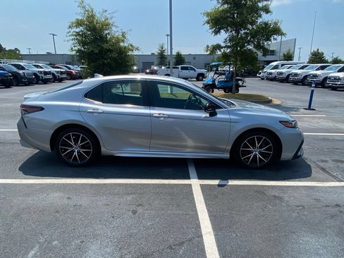 Used 2022 Toyota Camry SE FWD image 8