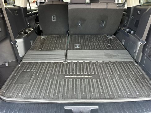 Used 2024 Toyota Highlander LE AWD/4WD image 15