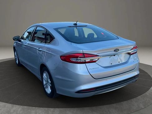 Used 2018 Ford Fusion SE w/ Fusion SE Technology Package FWD image 6