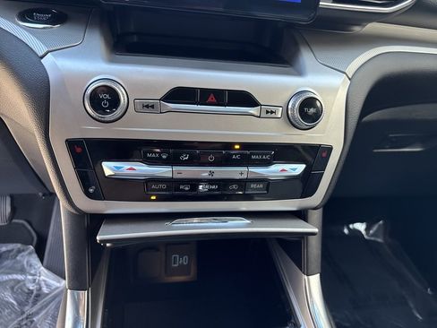 Used 2022 Ford Explorer XLT w/ Equipment Group 202A image 19