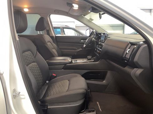 Used 2022 Nissan Pathfinder SV AWD/4WD image 18