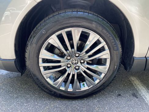 Used 2024 Toyota Venza Limited AWD/4WD image 12